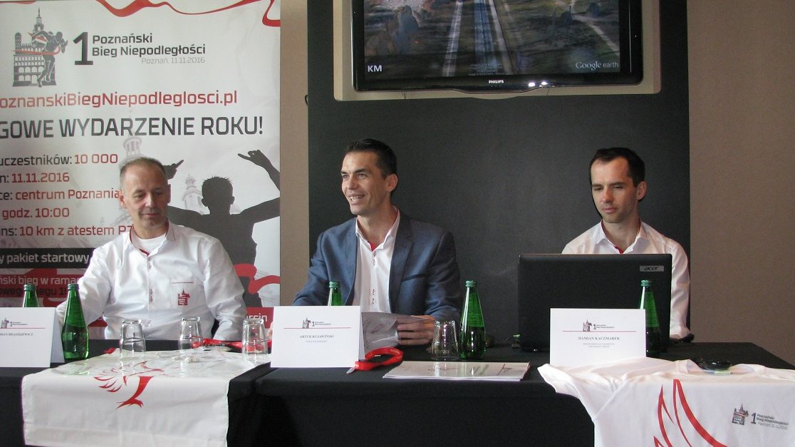 Dmian Drąszkieiwcz - autor medalu; Artur Kujawiński - dyrektor sportowy PBN i Damian Kaczmarek - przewodniczący Komitetu Organizacyjnego PBN