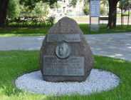 Plac Nowakowskiego pięknieje