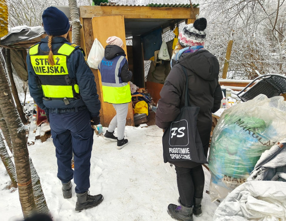 pracownicy społeczni i straż miejska kontroluja miejsce bytowania osób w kryzysie bezdomności