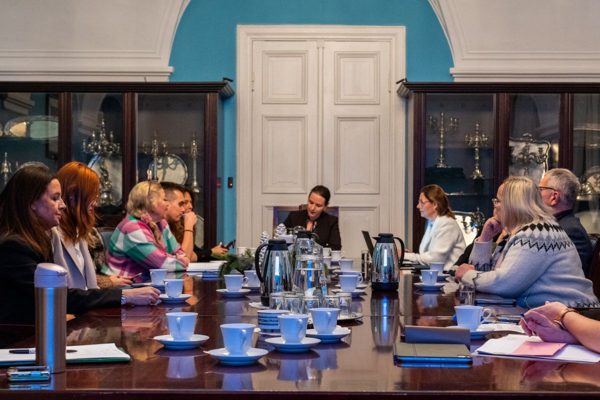 przy stole konferencyjnym obraduje grupa ci najmniej kilkunastu osób - więcej w treści artykułu