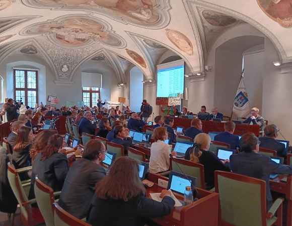 radne i radni obradują w sali sesyjnej - więcej w treści artykułu