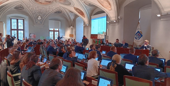 radne i radni obradują w sali sesyjnej - więcej w treści artykułu