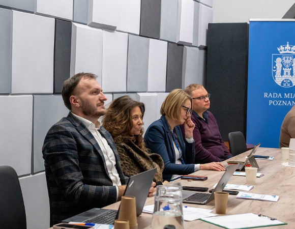 Radni siedzą przy stole.