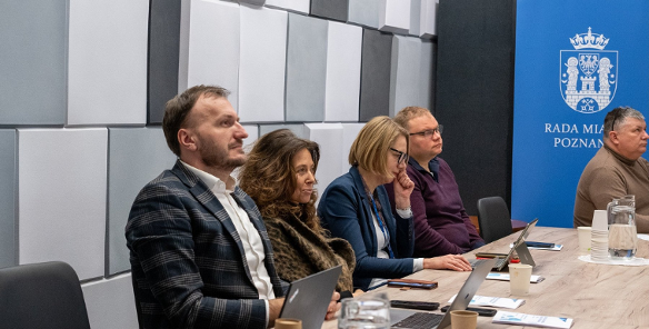 Radni siedzą przy stole.