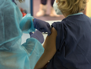 Raport koronawirusowy. Szczepienia przyśpieszą