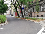 Spacer po wyremontowanej ulicy