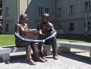 Student i studentka na ławeczce