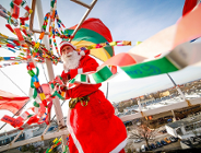 Targowa iglica w świątecznym stroju