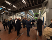 Uczestnicy wydarzenia oglądający nowy model tramwaju