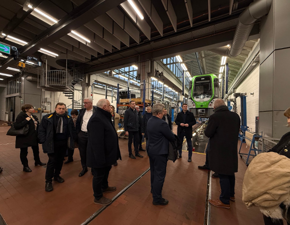 Uczestnicy wydarzenia oglądający nowy model tramwaju
