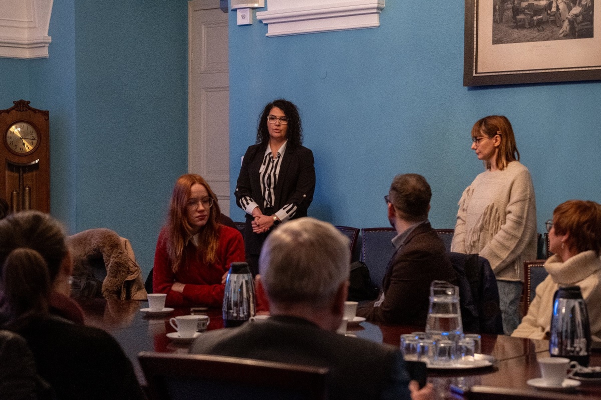 w sali konferencyjnej część osób siedzi odwróconch do dwóch kobiet, które stojąc coś relacjonują - grafika artykułu