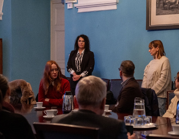 w sali konferencyjnej część osób siedzi odwróconch do dwóch kobiet, które stojąc coś relacjonują - grafika artykułu