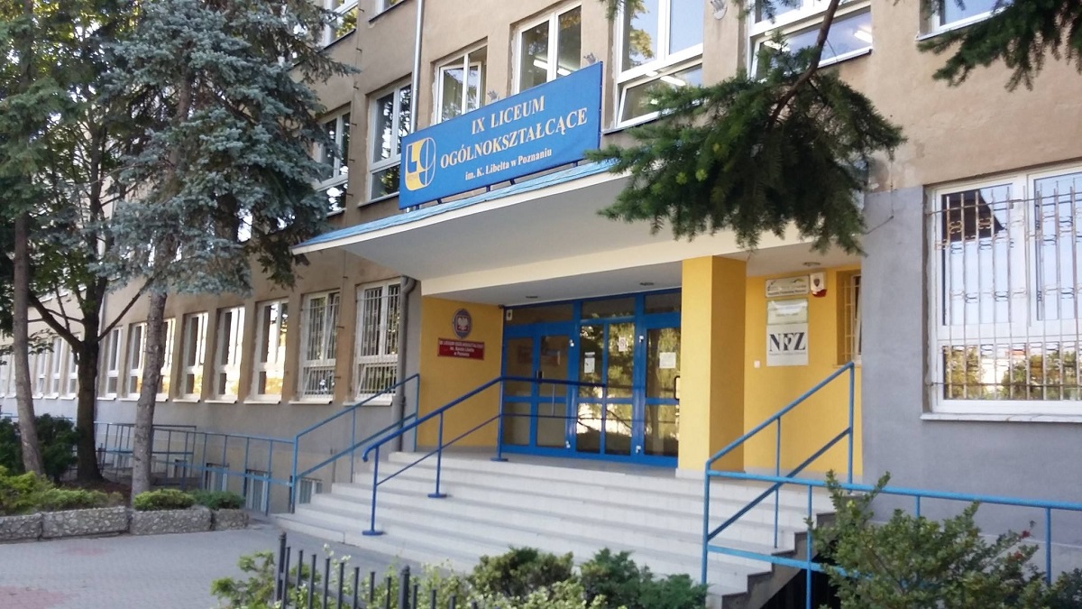 wejście do budynku szkolnego - więcej w treści artykułu