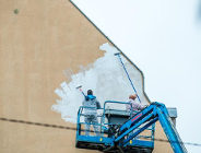 Włoski streetartowiec tworzy mural w Poznaniu