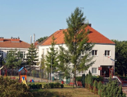 Wysokie schody przed szkołą