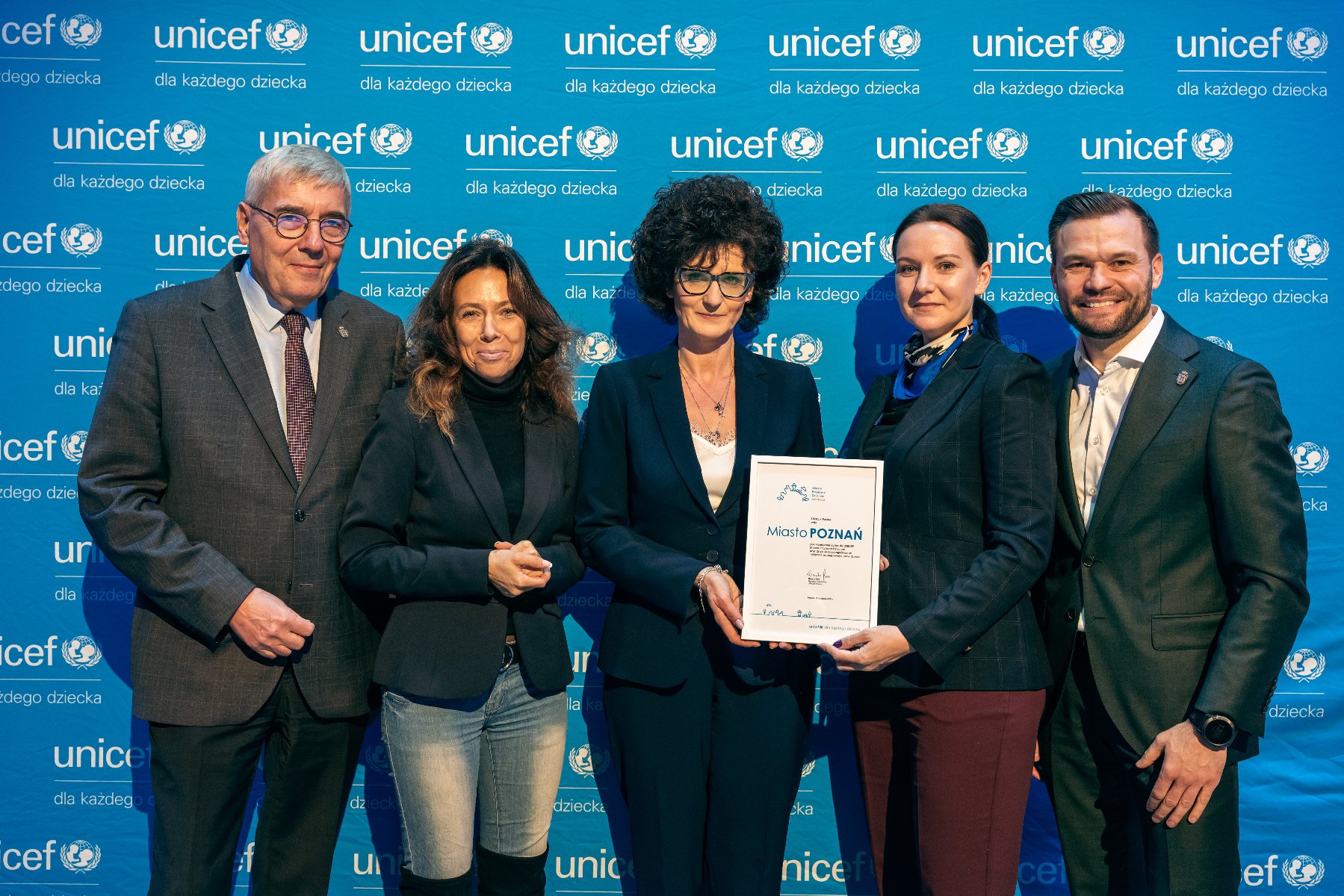 Zdjęcie przedstawia grupę radnych