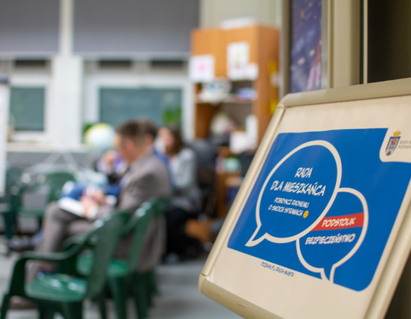 Zdjęcie z wydarzenia. Na pierwszym planie tabliczka z nazwą wydarzenia.