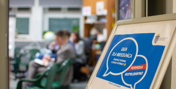 Zdjęcie z wydarzenia. Na pierwszym planie tabliczka z nazwą wydarzenia.