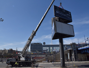 Znikają kolejne wielkie reklamy z okolic dworca