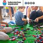 dzieci budują roboty