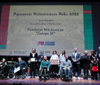 Galeria zdjęć przedstawia osoby stojące na scenie podczas wręczania nagród w ramach konkursu Poznański Wolontariusz Roku 2022.