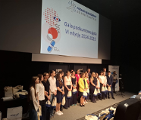 Młodzież odbiera nagrody w konkursie