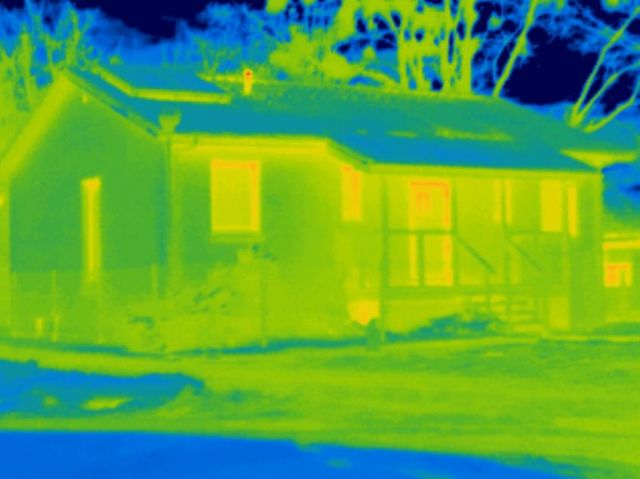 Zdjęcie domu wykonane przy pomocy kamery termowizyjnej - grafika artykułu