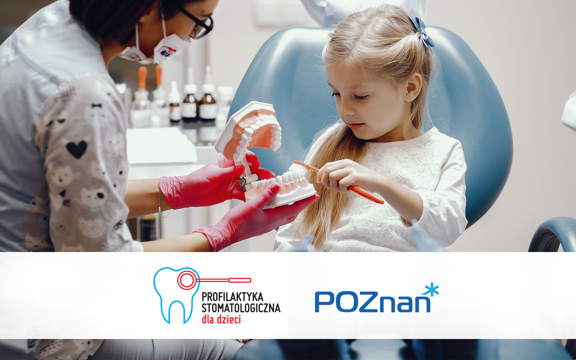 Grafika przedstawia dziewczynkę na fotelu stomatologicznym oraz stojącą obok dentystkę. Dziecko czyści szczoteczką model szczęki. - grafika artykułu