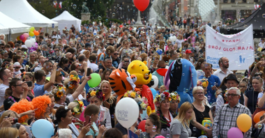 Na zdjęciu Parada Pokoleń, która kończyła Poznańskie Dni Rodziny 2019 - widać dużo uśmiechniętych ludzi, niosą balony, puszczają bańki mydlane