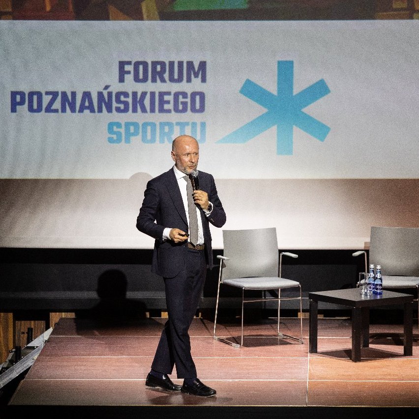 Zastępca Prezydenta Miasta Poznania Bartosz Guss przedstawiający prezentację