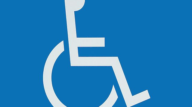 Emblemat osoby na wóżku inwalidzkim w kolorze błękitu