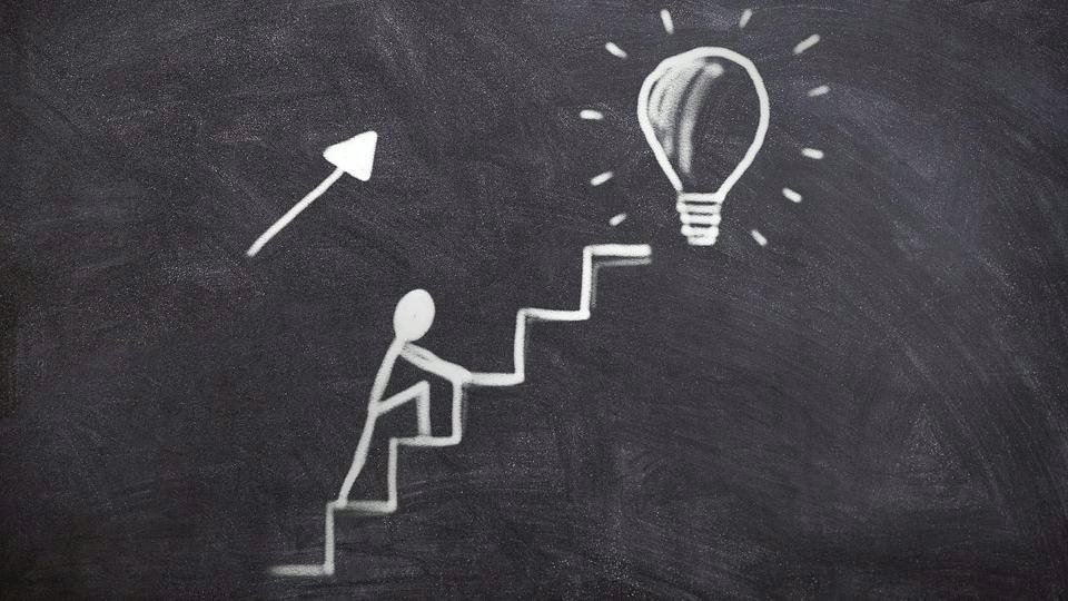 Komisja Dialogu Obywatelskiego przy Pełnomocniku Prezydent Miasta Poznania ds. Osób z Niepełnosprawnościami Na ciemnym tle jasna postać wspinająca się po schodach. Na szczycie schodów znajduje się zapalona żarówka.