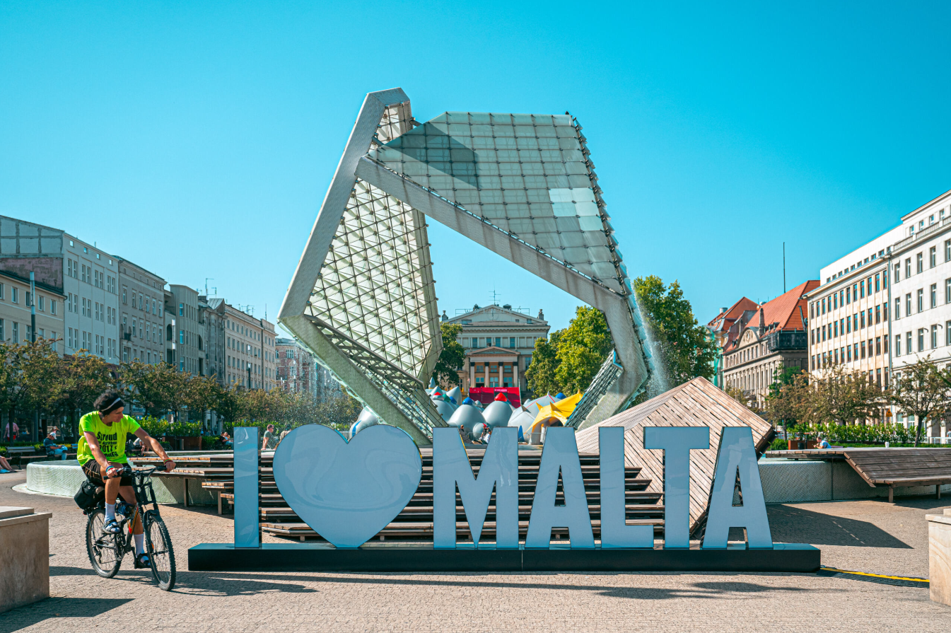 W piątek oficjalnie rusza tegoroczny Malta Festival Na zdjęciu fontanna na placu Wolności, przed nią napis: I love Malta