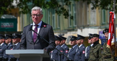 Na zdjęciu prezydent Poznania za mównicą, w tle żołnierze