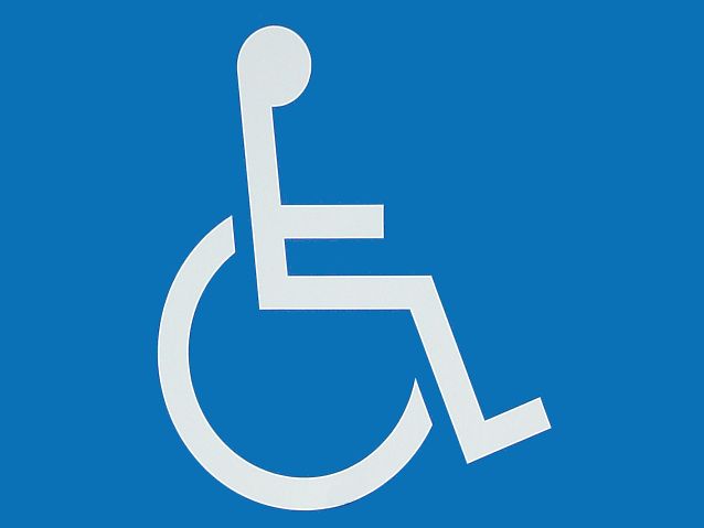 Emblemat osoby na wóżku inwalidzkim w kolorze błękitu - grafika artykułu