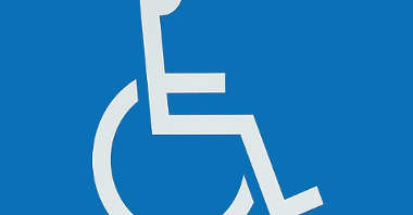 Emblemat osoby na wóżku inwalidzkim w kolorze błękitu