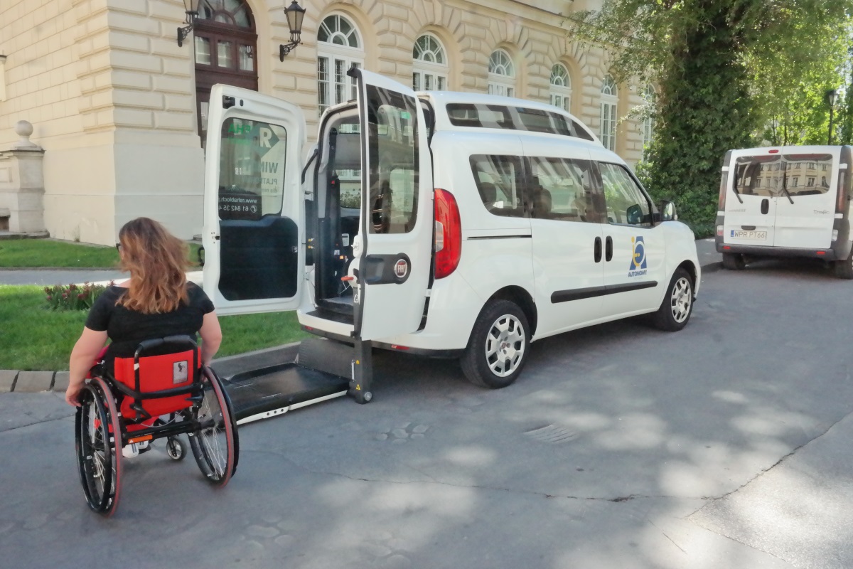 www.niepelnosprawni.pl Osoba na wózku podjeżdża do otwartego samochodu