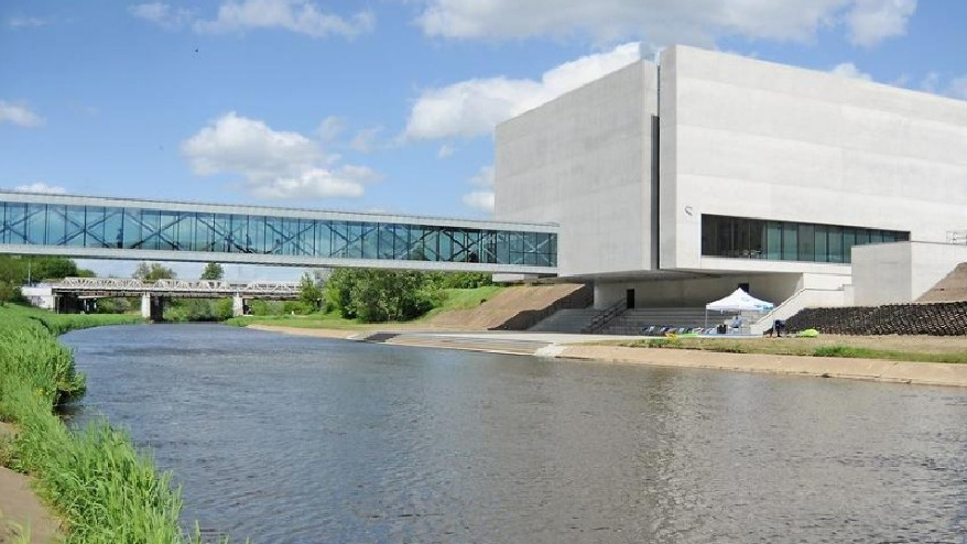 Zdjęcie kwadratowej bryły budynku Centrum Tyrystyki Kulturowej przy Bramia Poznania Ichot - widok budynku