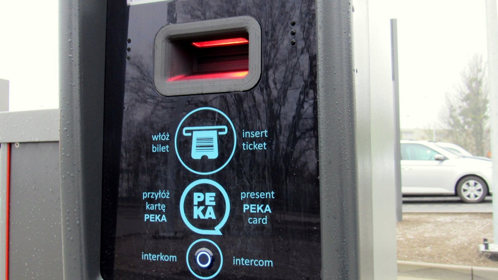 Do bezpłatnego pozostawienia auta uprawnia każdy bilet sieciowy na strefę A, także specjalny, ważny w chwili wjazdu i wyjazdu z parkingu