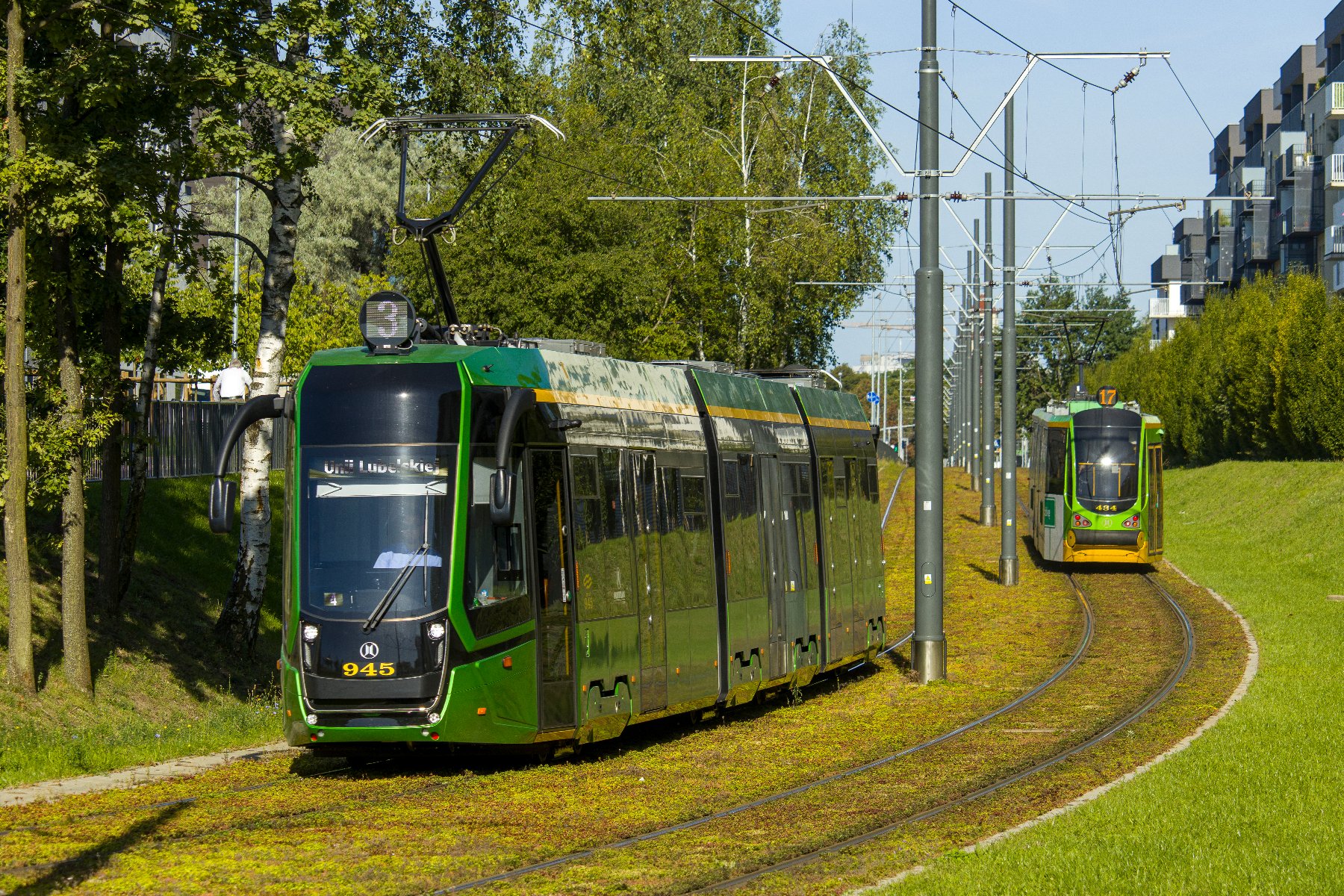 1 listopada będzie można podróżować za darmo komunikacją miejską Dwa tramwaje na zielonym torowisku