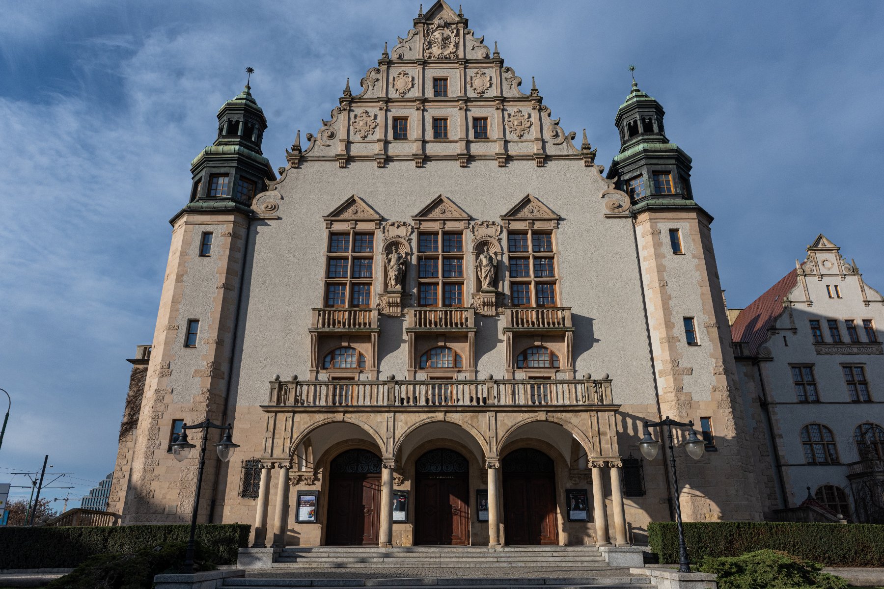 Uniwersytet im. Adama Mickiewicza w Poznaniu poprawił swoją pozycję w prestiżowym zestawieniu QS World University Rankings 2026 Fasada budynku Uniwersytetu im. Adama Mickiewicza w Poznaniu, z charakterystyczną ozdobną attyką, dwoma wieżami po bokach i rzeźbami nad oknami. Budynek posiada liczne okna i drzwi, a przed nim znajdują się schody prowadzące do wejścia.