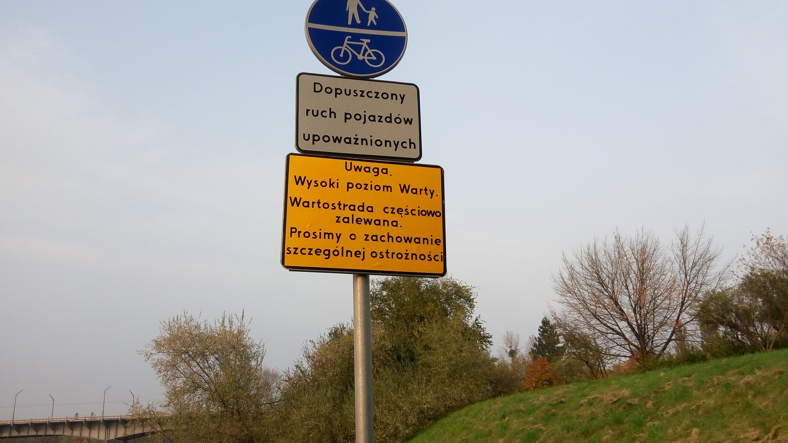 Na Wartostradzie pojawiły się znaki ostrzegające o częściowym zalewaniu tej drogi