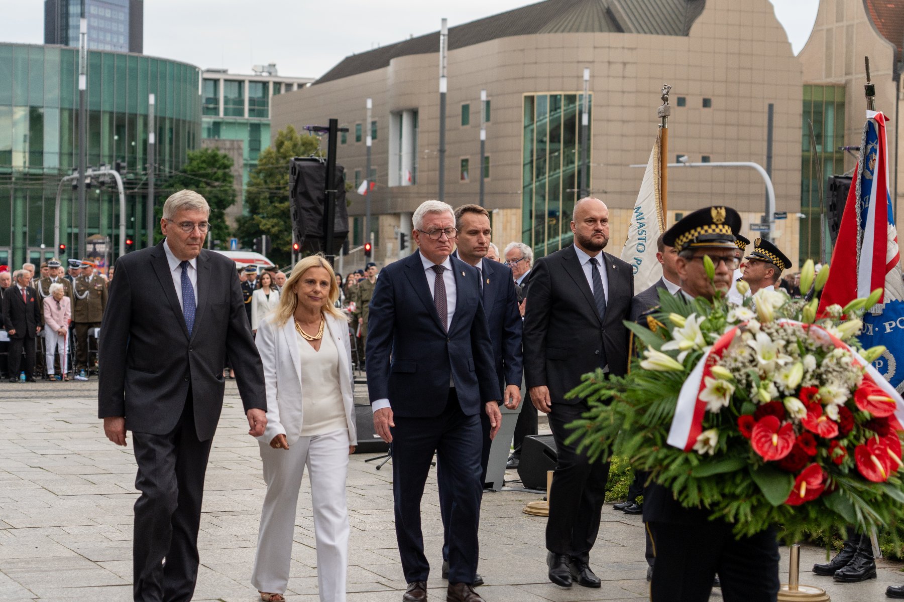 Główne obchody miały miejsce na placu Adama Mickiewicza Na zdjęciu kwiaty pod pomnikiem Czerwca 56