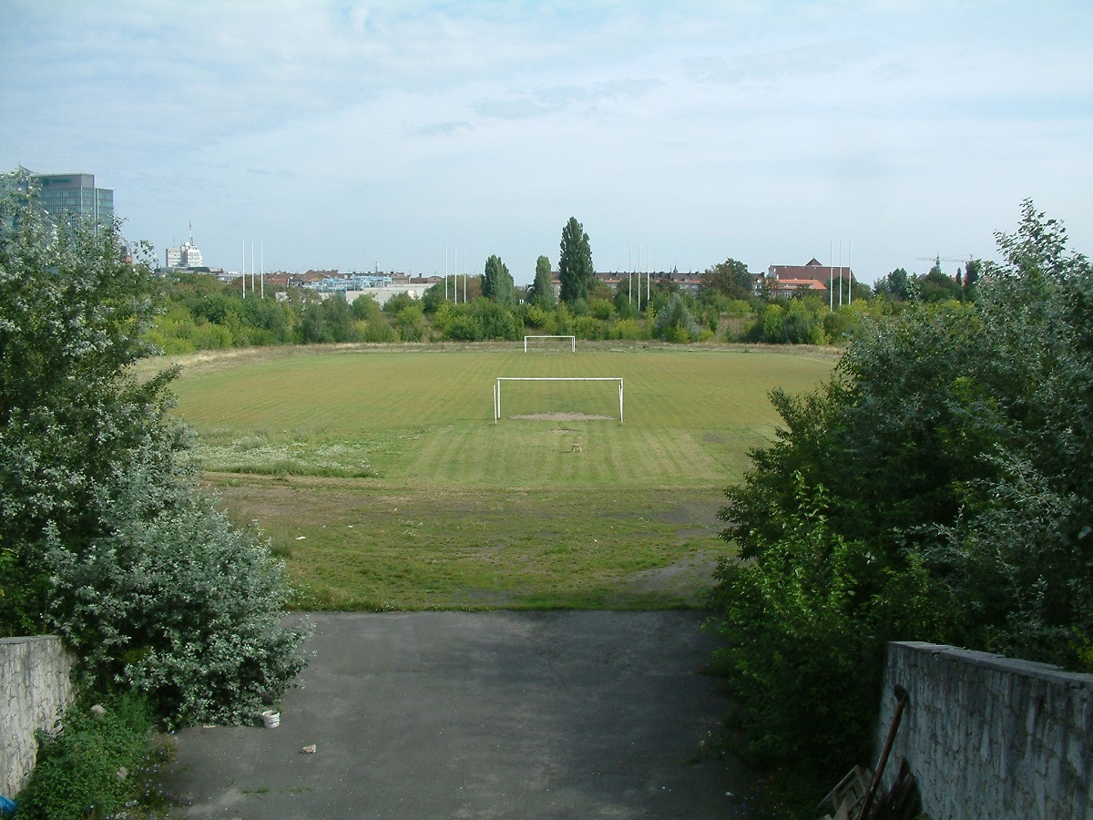 Stadion im. Edmunda Szyca, fot. Wikipedia - grafika artykułu