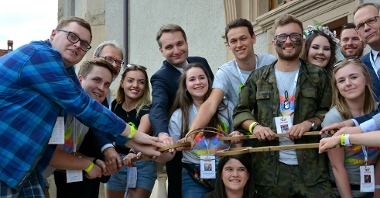 Zastępca prezydenta Poznania Mariusz Wiśniewski przekazał studentom klucze do bram miasta