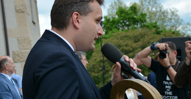Zastępca prezydenta Poznania Mariusz Wiśniewski przekazał studentom klucze do bram miasta