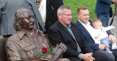 Obok pomnika Klemensa Mikuły siedzą: jego syn, wnuk i prawnuk fot. Mateusz Malinowski