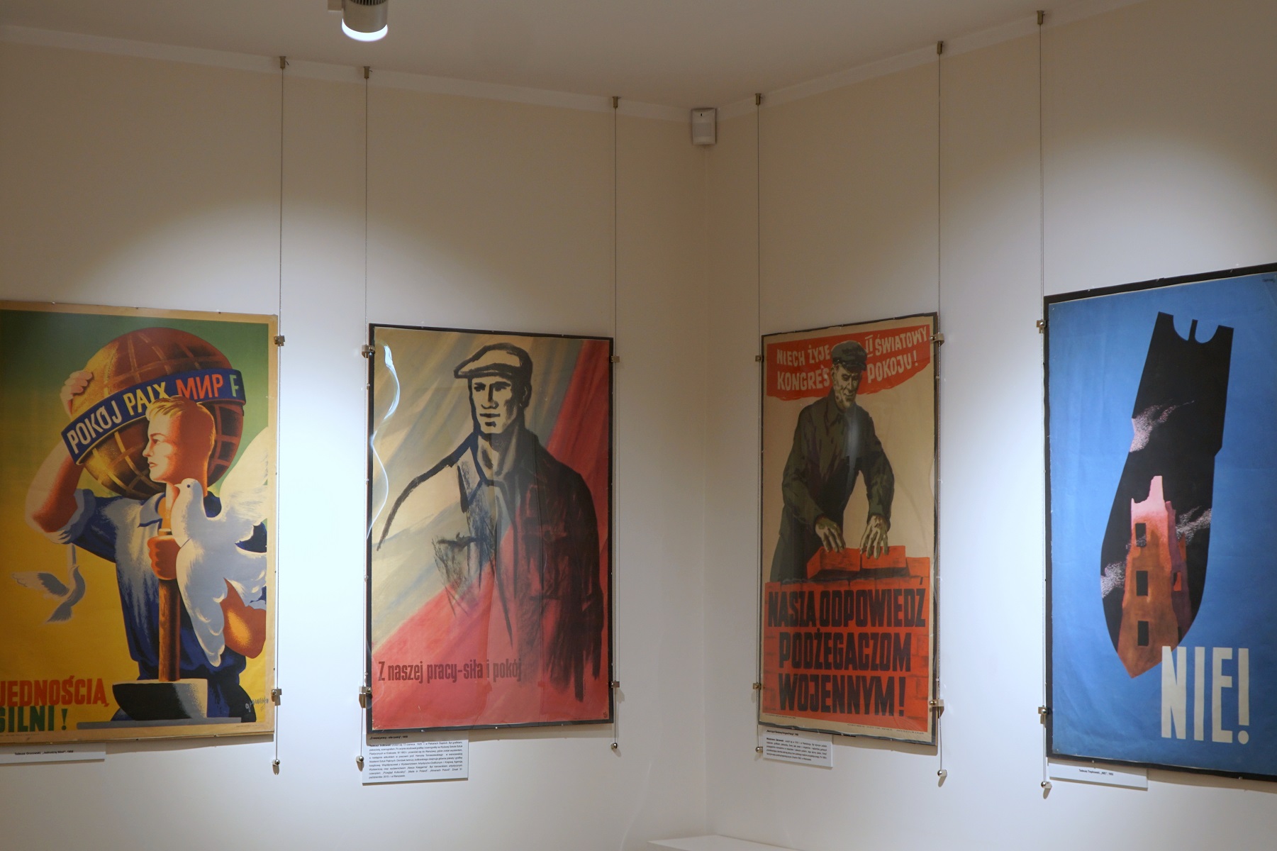 W galerii można oglądać plakaty ze zbiorów Wielkopolskiego Muzeum Niepodległości, które pochodzą z okresu PRL-u - grafika artykułu