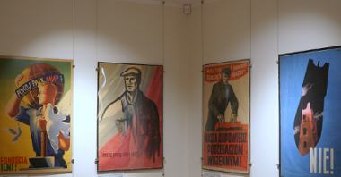 W galerii można oglądać plakaty ze zbiorów Wielkopolskiego Muzeum Niepodległości, które pochodzą z okresu PRL-u
