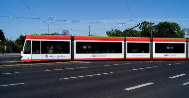 Po Poznaniu jeździ tramwaj w barwach Poznańskich Kolei Metropolitalnych